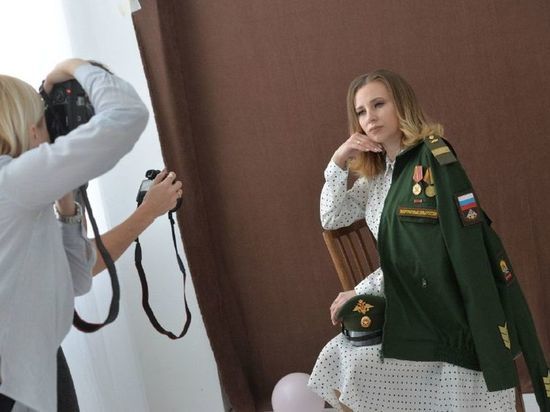 В Омске открылась фотоэкспозиция «Жена Героя» в честь супруг участников СВО
