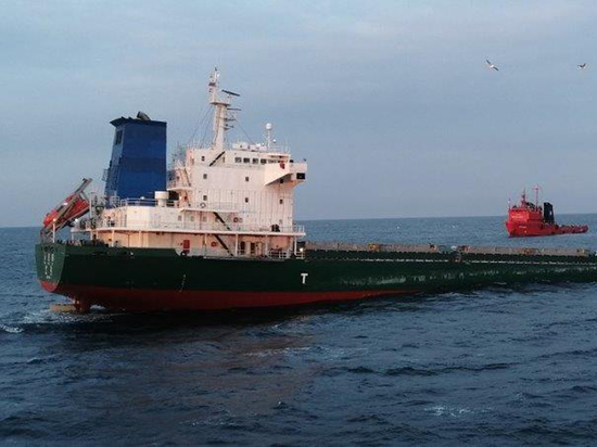 РУСАЛ организовал спасательную операцию тонущего судна