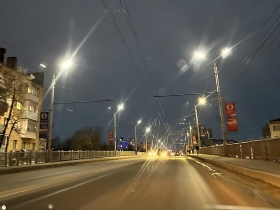 В Орле меняют уличное освещение на Октябрьском мосту