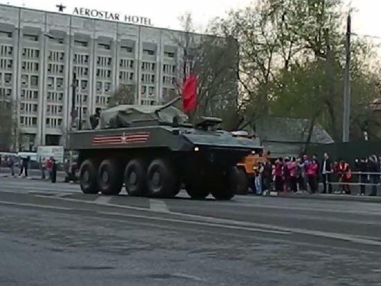 В России заметили эшелон с новейшими бронемашинами «Бумеранг»