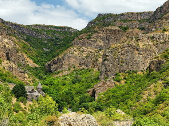 В Армении нашли гробницу живших 3200 лет назад мужчины и женщины