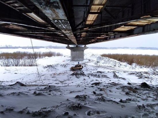 Ледовую дорогу под Коммунальным мостом в Томске демонтируют до начала ледохода на Томи