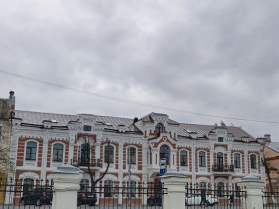 В Великом Новгороде завершился ремонт западного фасада дома Сметаниной