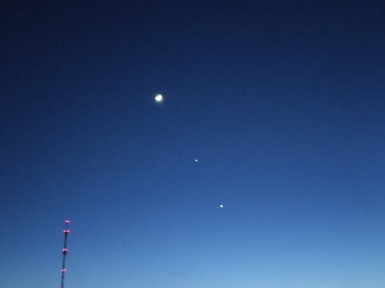 Крымчан взбудоражили две странные точки в небе в ночь на 2 марта