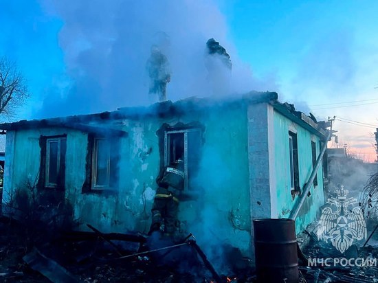 Причины трагического пожара в Артеме устанавливают дознаватели МЧС России