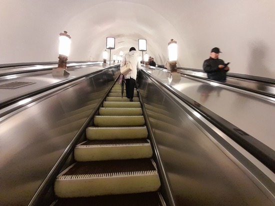 В московском метро за утро два пассажира упали на пути
