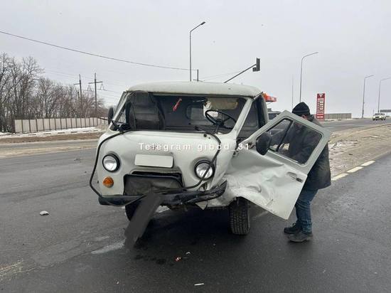 В Белгородской области водитель «Шкоды» устроил ДТП с УАЗом, проехав на «красный»