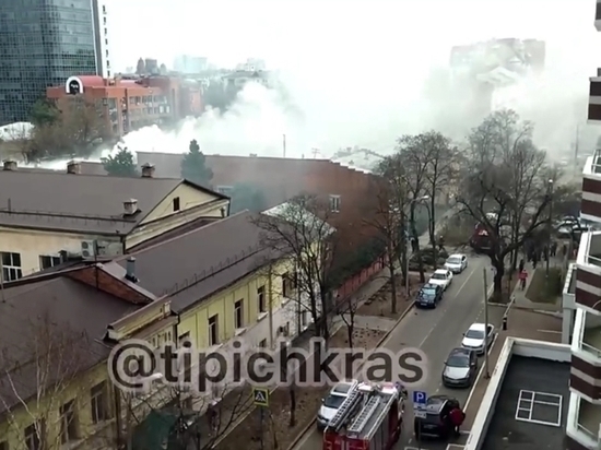 В центре Краснодара загорелся 2-этажный жилой дом