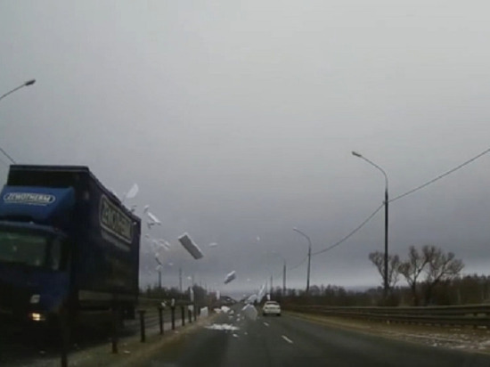 Появилось видео момента падения глыбы с грузовика на машину в Тверской области