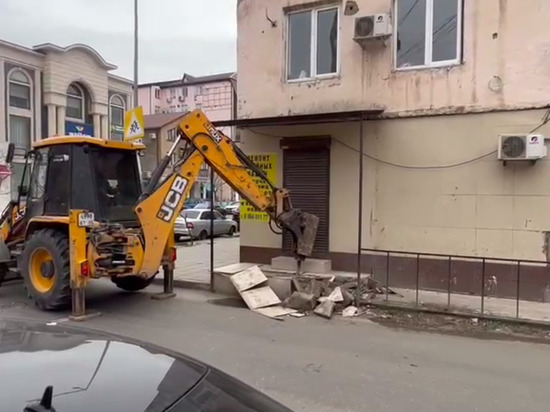 В Махачкале произвели демонтаж лестниц, загромождающих тротуары