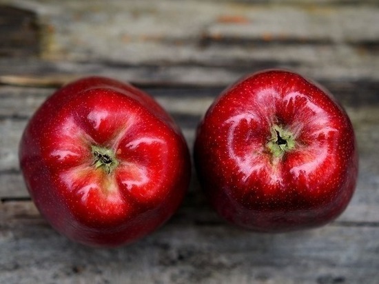 Не ешьте это: одну из частей яблок врачи назвали смертельно опасной