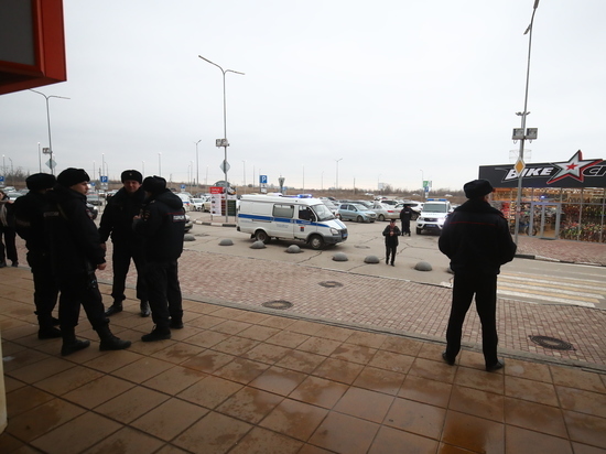 Полиция прибыла к месту сбора ЧВК «Редан» в ТЦ в Волгограде