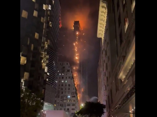 В Гонконге загорелся строящийся небоскреб