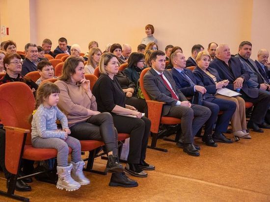 Десятки вопросов и благодарностей: мэр встретился с жителями Березняков и Старорусского