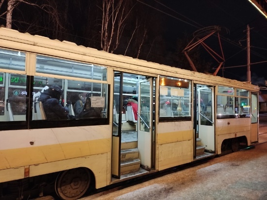 В Омске трамвай № 8 сократил маршрут из-за обледенения путей
