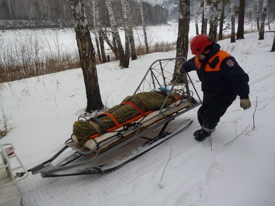 Красноярские спасатели помогли врачам вывезти пенсионера из отрезанной распутицей деревни