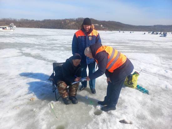 Рыбакам во Владивостоке наполнили о запрете выхода и выезда на лед