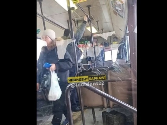 Барнаульцы устроили массовую драку в автобусе