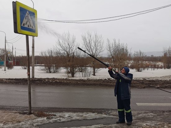 Красноярские коммунальщики ежедневно моют до 200 дорожных знаков
