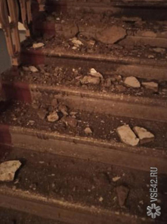 В Кемерове в многоквартирном доме обрушился потолок