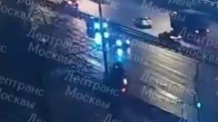 На юге Москвы иномарка врезалась в столб и перевернулась: видео