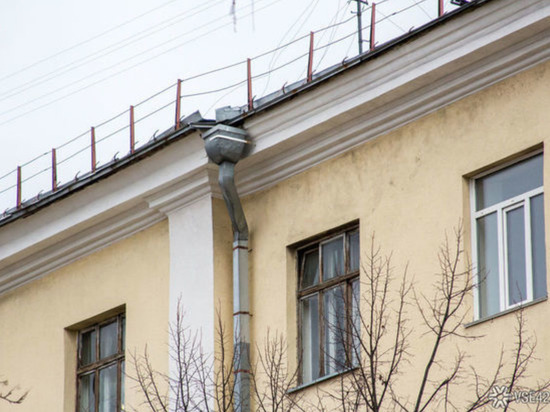 Власти прокомментировали инцидент со сходом снега с крыши на двух женщин в Кузбассе