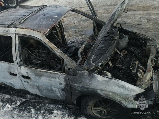 В Чебоксарах сгорел припаркованный на улице автомобиль