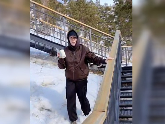 Красноярку шокировал мусор вдоль самой длинной лестницы в России