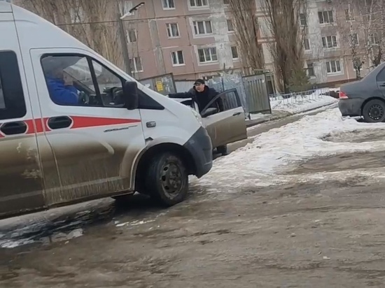 На улице Зубковой в Рязани водитель Hyundai не пропустил скорую