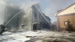 В Омске сгорел гостиничный комплекс: видео с места пожара