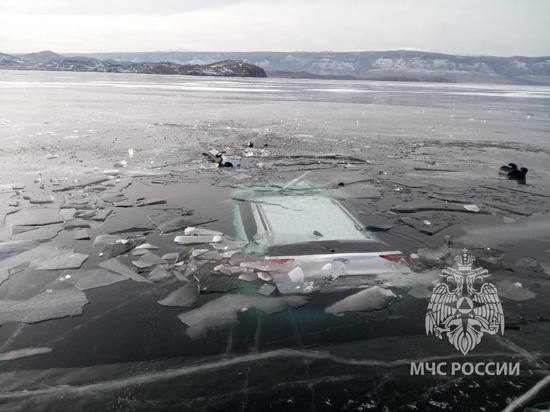 Автомобиль провалился под лёд на Байкале