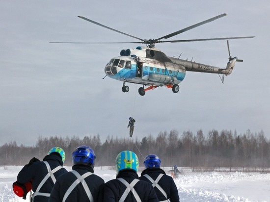Вологодские парашютисты-десантники тренируются перед пожароопасным сезоном