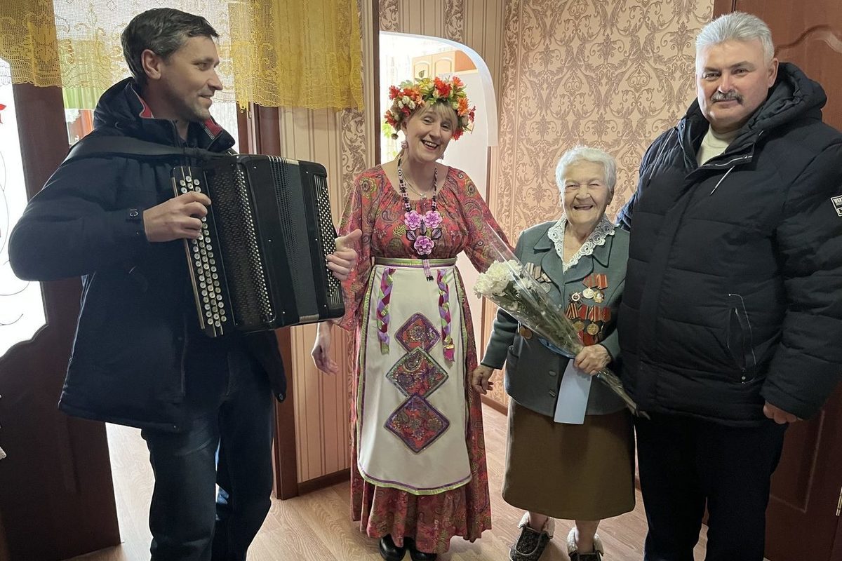 Женщин-ветеранов поздравили с 8 марта в Брянске - МКБрянск