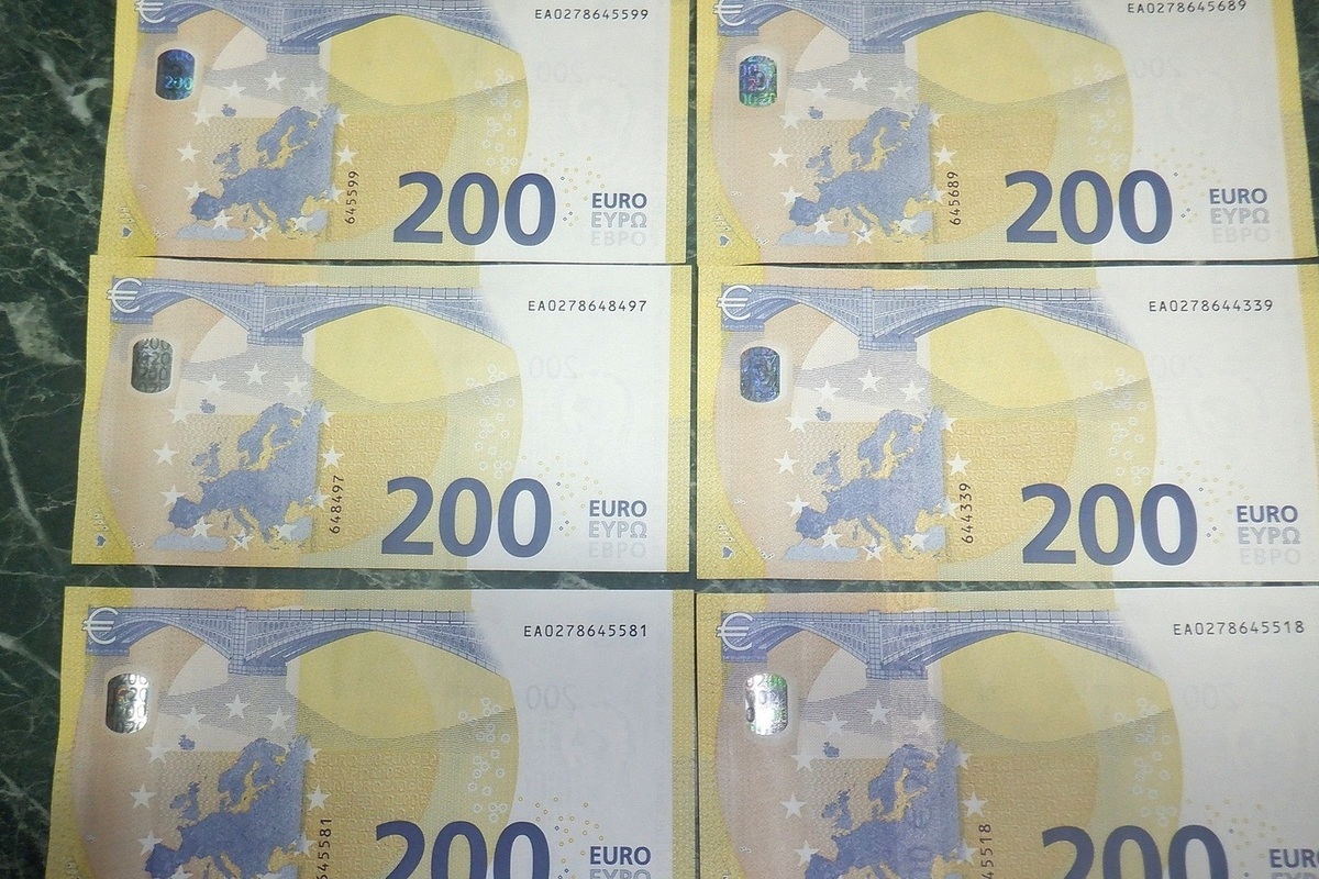 600 евро сколько в рублях. 600 Евро. 600 Евро в рублях. 1000 Евро. Доллар и евро.