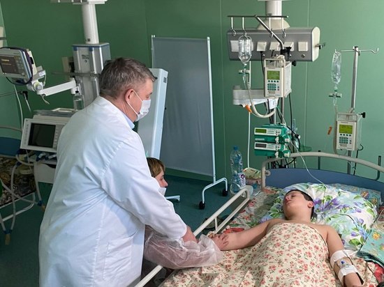 Брянский губернатор навестил раненого мальчика в больнице