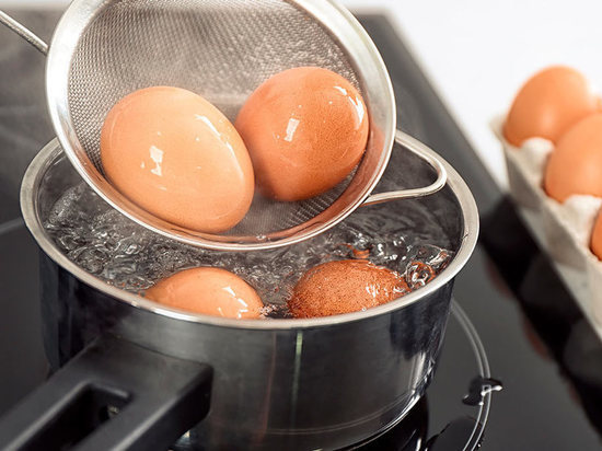 Как правильно сварить яйцо всмятку и быстро очистить его: лайфхаки от шеф-повара