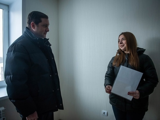 Губернатор Смоленской области вручил сироте ключи от новой квартиры