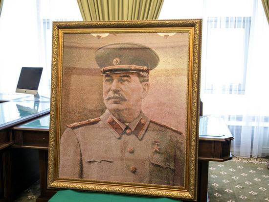 В Волгограде музею в дар передали портрет Сталина из жемчуга