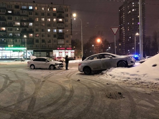 Более 300 аварий произошло в Петербурге за сутки