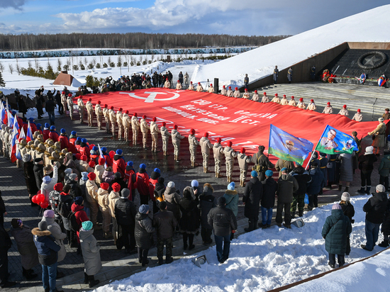 В Ржеве Тверской области развернули масштабную копию знамени Победы
