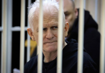 В Белоруссии лауреата Нобелевской премии мира, правозащитника Алеся Беляцкого приговорили к 10 годам лишения свободы