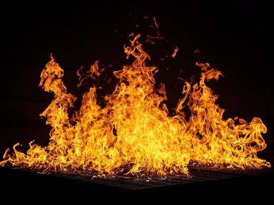 Сарай горел открытым пламенем в Южно-Сахалинске