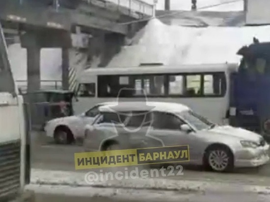 Несколько машин и маршрутка столкнулись на проспекте Строителей в Барнауле
