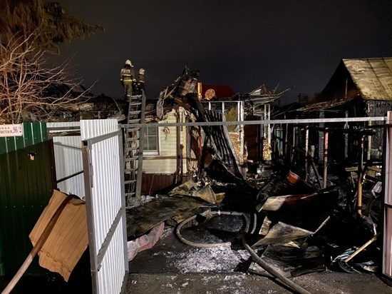 В Курске на пожаре сгорели 4 квартиры, гараж и пострадал мужчина