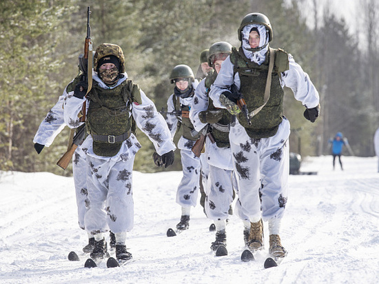 В лесах под Новодвинском прошли соревнования юных десантников