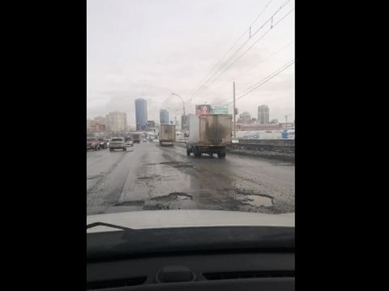Новосибирцы показали усыпанную ямами дорогу на Димитровском мосту