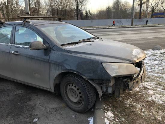 Спасатели достали человека из зажатой машины после аварии на «Скандинавии»