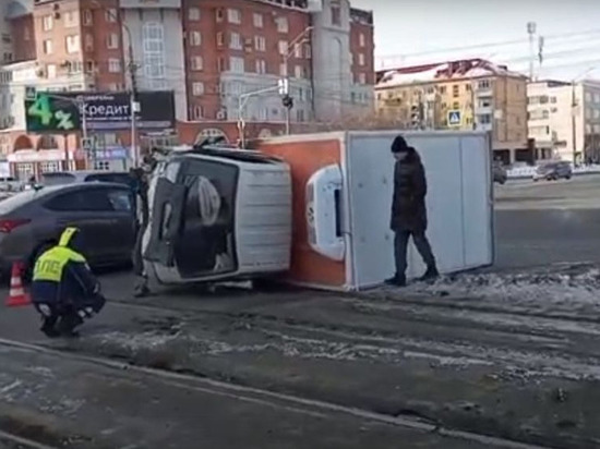 Авария в центре Омска создала «пробку» для трамваев