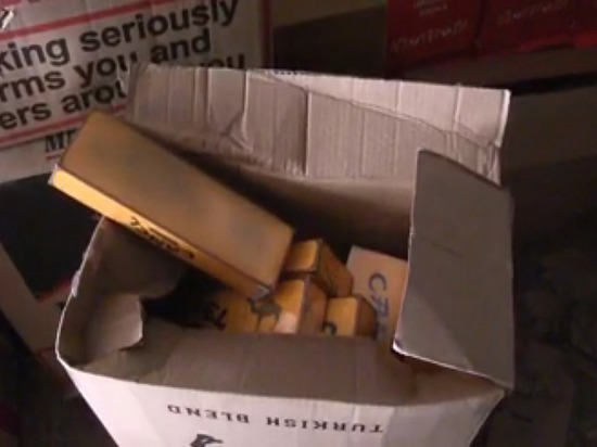 В саратовском гараже вместо автомобиля обнаружили тысячи пачек сигарет и цистерну спиртного
