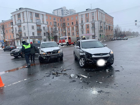 В Твери из-за ДТП на площади Терешковой образовалась пробка